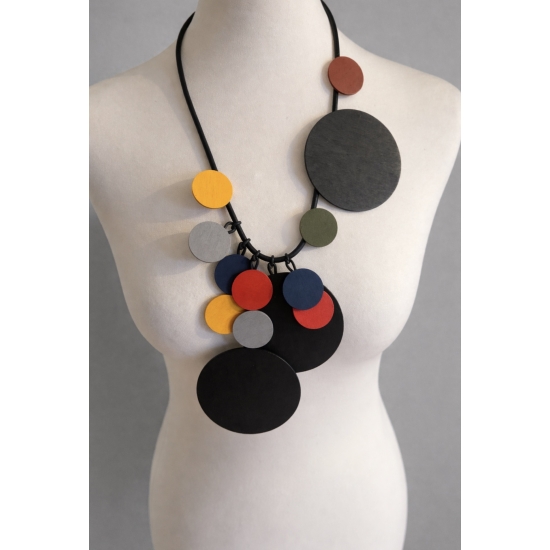 Naszyjnik z drewnianymi kołami – artystyczna forma i kolor.